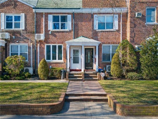  2 BR,  2.00 BTH &nbsp;Single family style home in Bath Beach