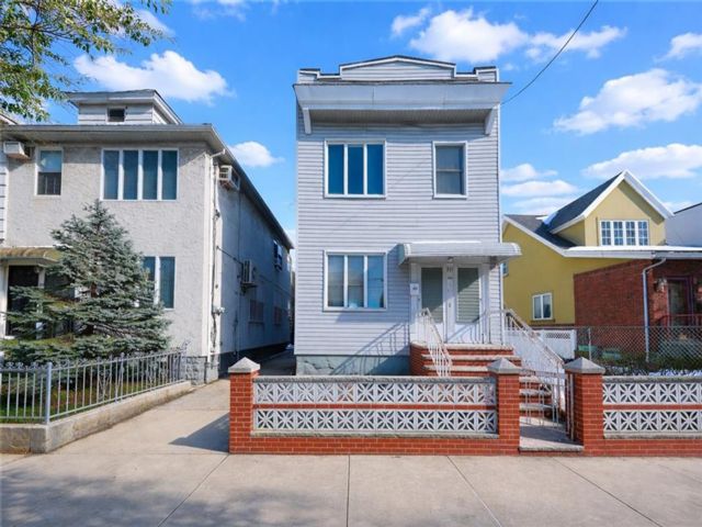  5 BR,  0.00 BTH &nbsp;Multi-family style home in Gravesend