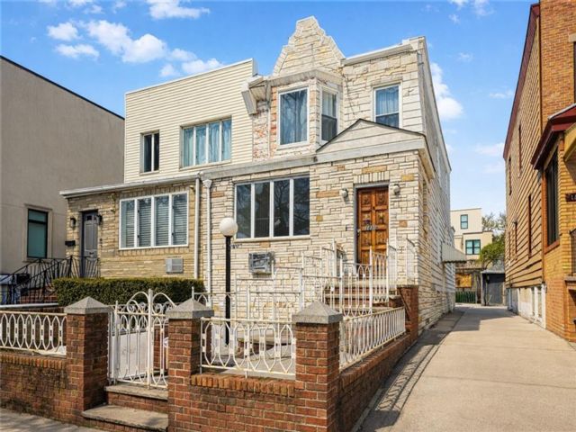  4 BR,  0.00 BTH &nbsp;Multi-family style home in Bensonhurst