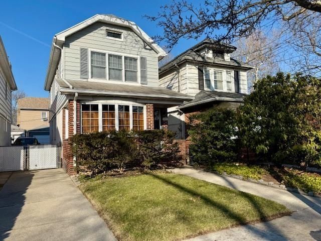  3 BR,  2.00 BTH &nbsp;Single family style home in Marine Park