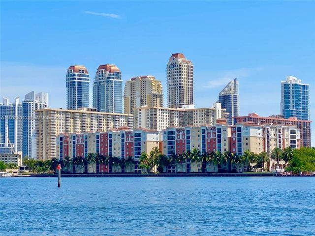  3 BR,  2.00 BTH &nbsp;Condo style home in Sunny Isles Beach