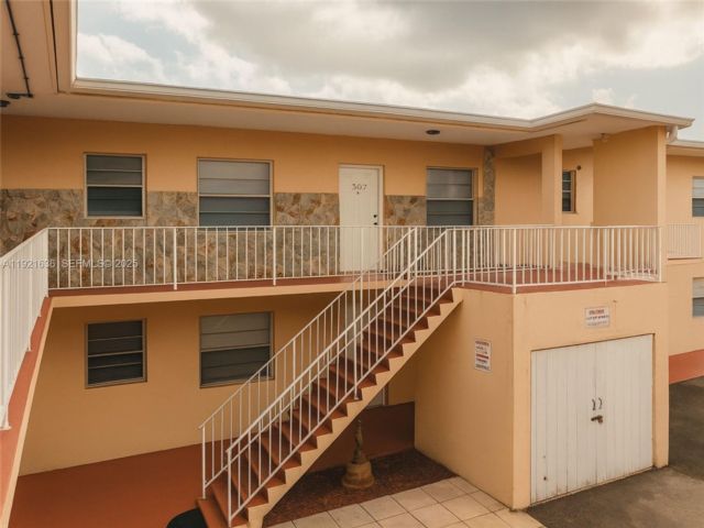  2 BR,  1.00 BTH &nbsp; style home in Hallandale