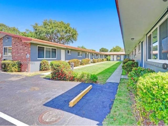  2 BR,  1.00 BTH &nbsp; style home in Hollywood