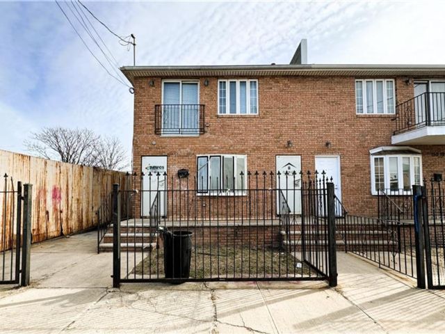  6 BR,  2.00 BTH &nbsp;Multi-family style home in South Ozone Park