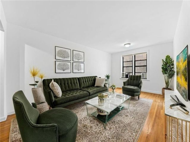 2 BR,  1.00 BTH &nbsp;Co-op style home in Midwood
