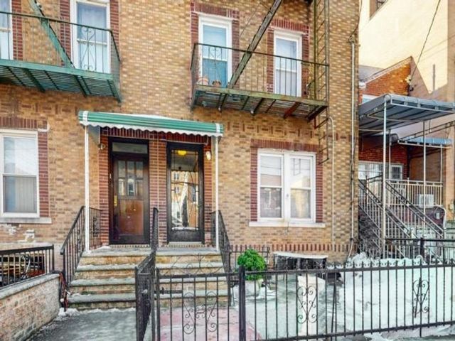  6 BR,  0.00 BTH &nbsp;Multi-family style home in Sunset Park
