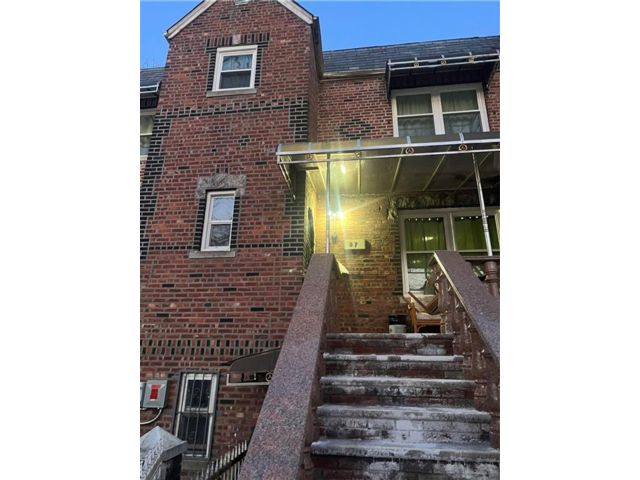  5 BR,  3.00 BTH &nbsp;Multi-family style home in East Flatbush
