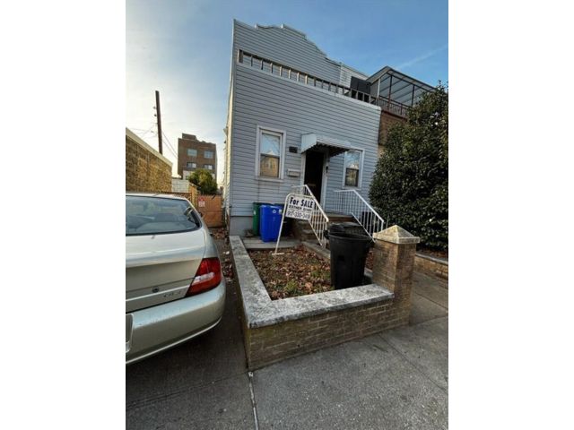  4 BR,  0.00 BTH &nbsp;Multi-family style home in Midwood