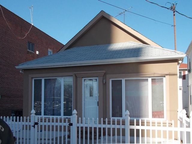  3 BR,  2.00 BTH &nbsp;Single family style home in Bensonhurst