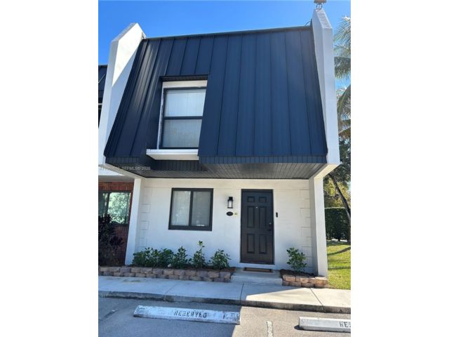 2 BR,  2.50 BTH &nbsp;Townhouse style home in Miami