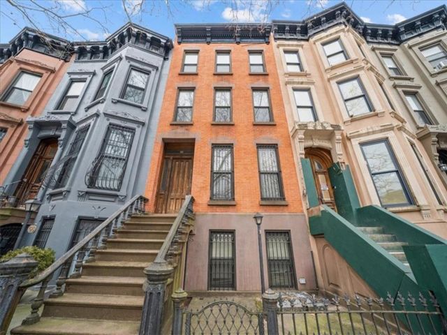 Studio,  0.00 BTH &nbsp;Multi-family style home in Park Slope