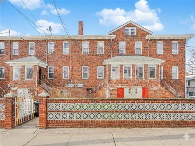  3 BR,  2.00 BTH &nbsp;Multi-family style home in Grant City