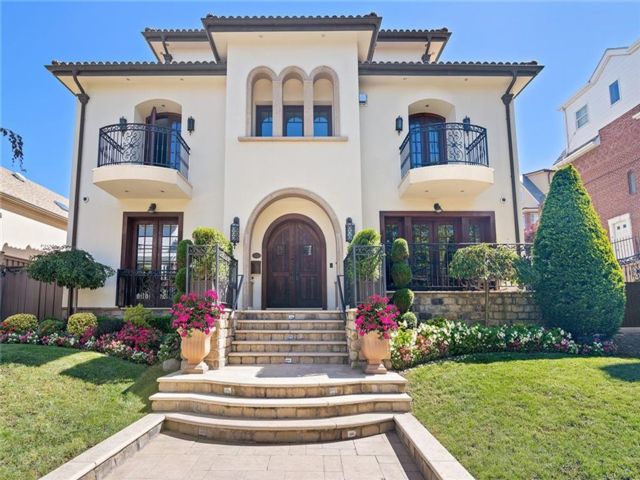  4 BR,  5.00 BTH &nbsp;Single family style home in Bay Ridge