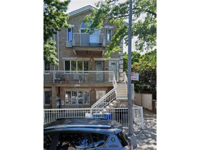  3 BR,  2.00 BTH &nbsp;Condominium style home in Bensonhurst
