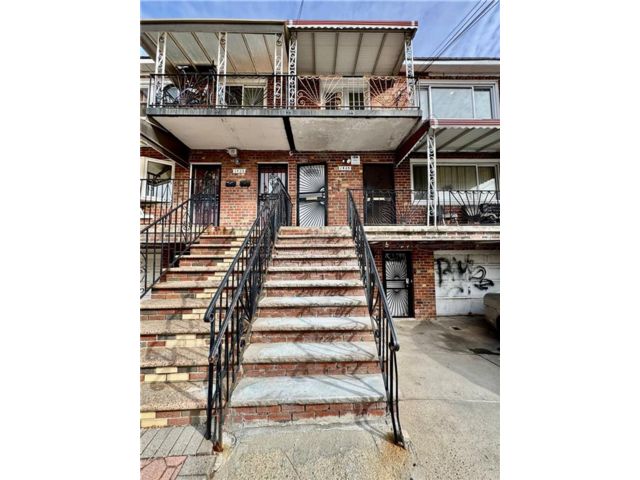  3 BR,  2.00 BTH &nbsp;Multi-family style home in Canarsie