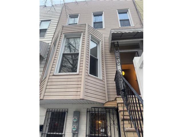  3 BR,  3.00 BTH &nbsp;Multi-family style home in Sunset Park