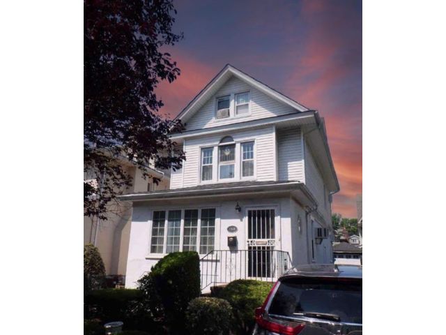  5 BR,  2.00 BTH &nbsp;Single family style home in Midwood