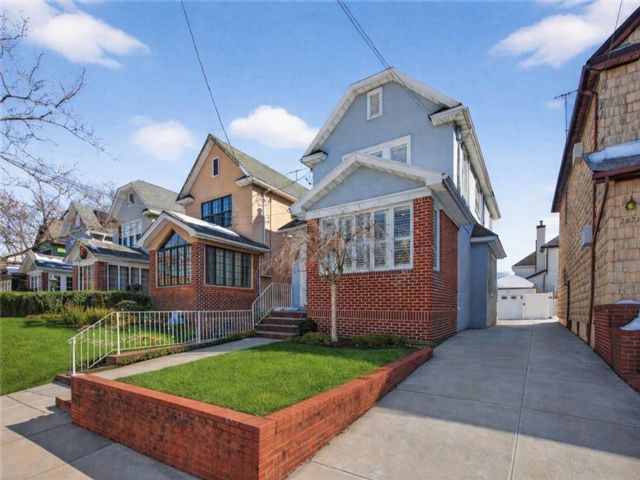  3 BR,  3.00 BTH &nbsp;Single family style home in Bay Ridge