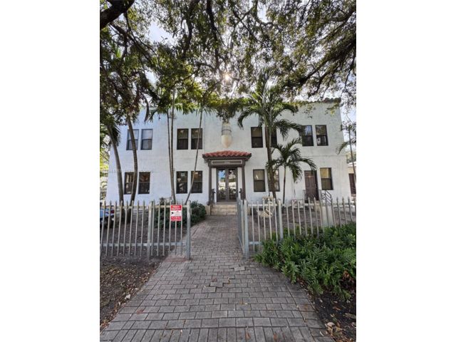  2 BR,  1.00 BTH &nbsp; style home in Hollywood