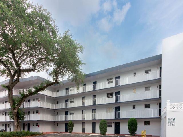  2 BR,  2.00 BTH &nbsp; style home in Miami