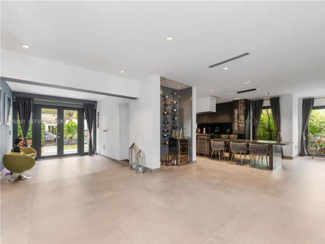  5 BR,  4.50 BTH &nbsp; style home in Miami