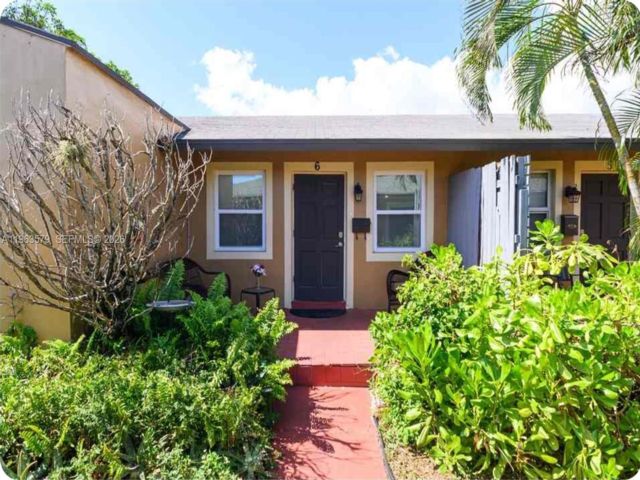  2 BR,  1.00 BTH &nbsp; style home in Hollywood