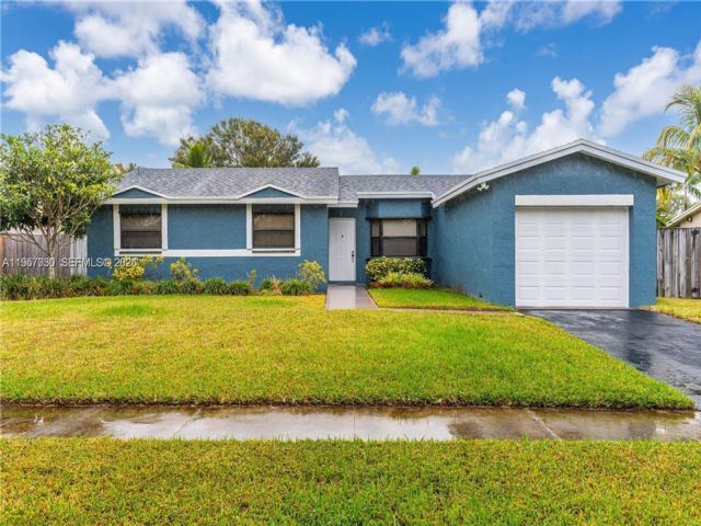  3 BR,  2.00 BTH &nbsp; style home in Weston