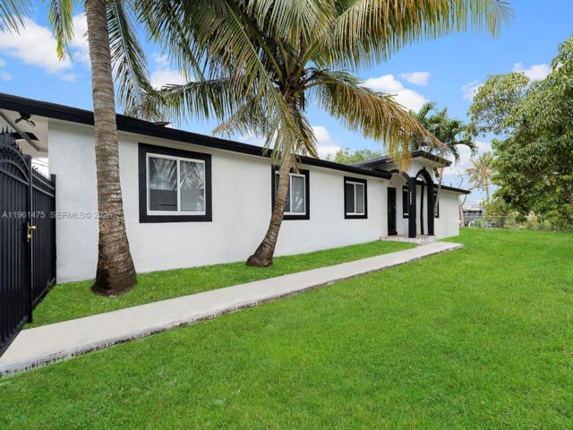  3 BR,  2.00 BTH &nbsp;Duplex style home in Homestead