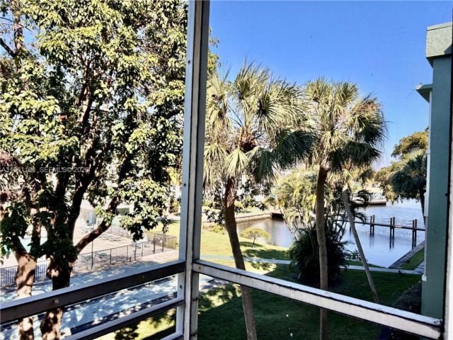  2 BR,  2.00 BTH &nbsp; style home in Hollywood