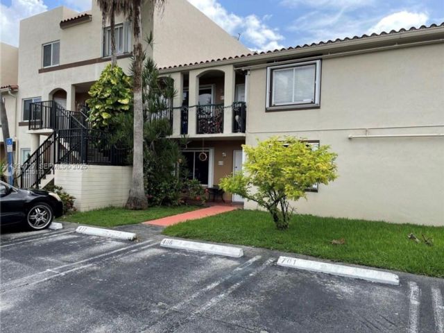  4 BR,  2.00 BTH &nbsp;Condo style home in Miami
