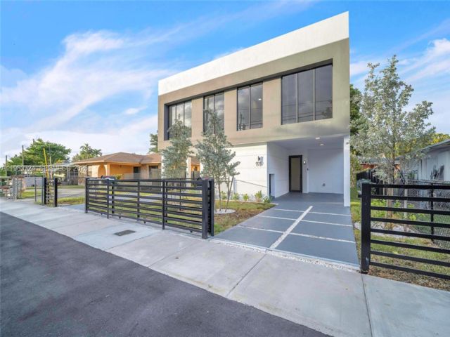  3 BR,  2.50 BTH &nbsp; style home in Miami