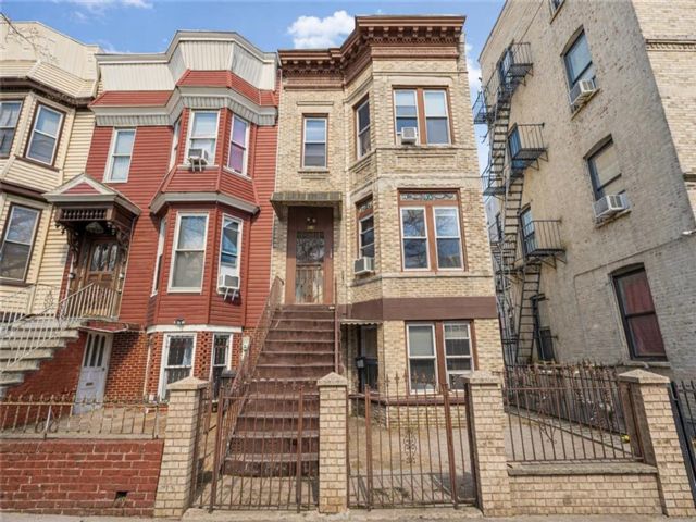  7 BR,  3.00 BTH &nbsp;Multi-family style home in Sunset Park