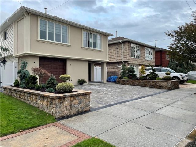  4 BR,  3.00 BTH &nbsp;Single family style home in Howard Beach