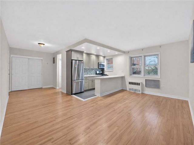  1 BR,  1.00 BTH &nbsp;Co-op style home in Forest Hills