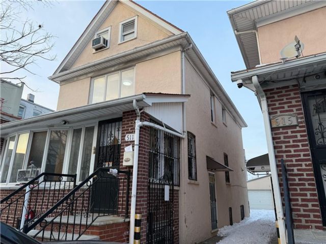  8 BR,  4.00 BTH &nbsp;Single family style home in Bay Ridge