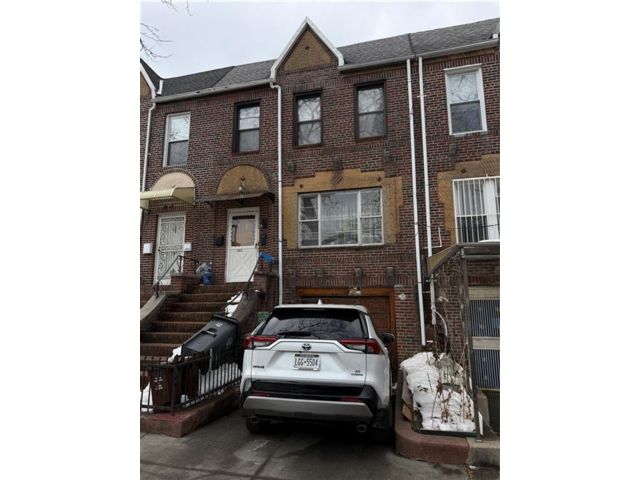  6 BR,  3.00 BTH &nbsp;Multi-family style home in Bensonhurst
