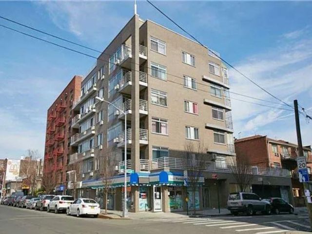  2 BR,  2.00 BTH &nbsp;Condominium style home in Elmhurst