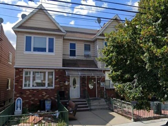  5 BR,  2.00 BTH &nbsp;Multi-family style home in Maspeth