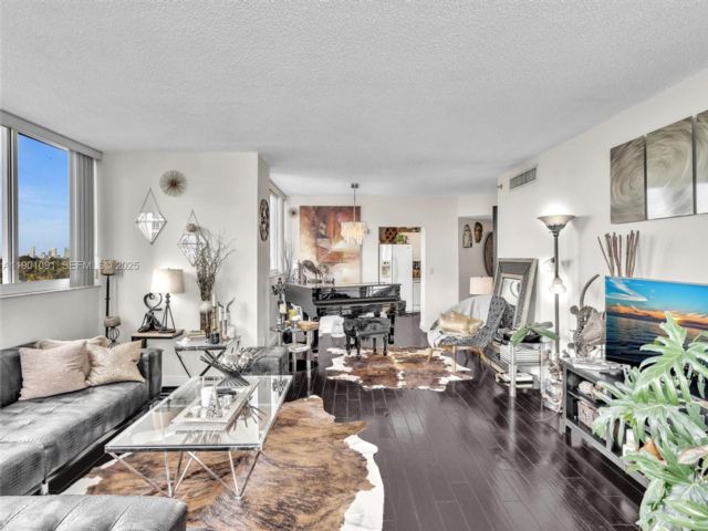  2 BR,  2.00 BTH &nbsp; style home in Miami