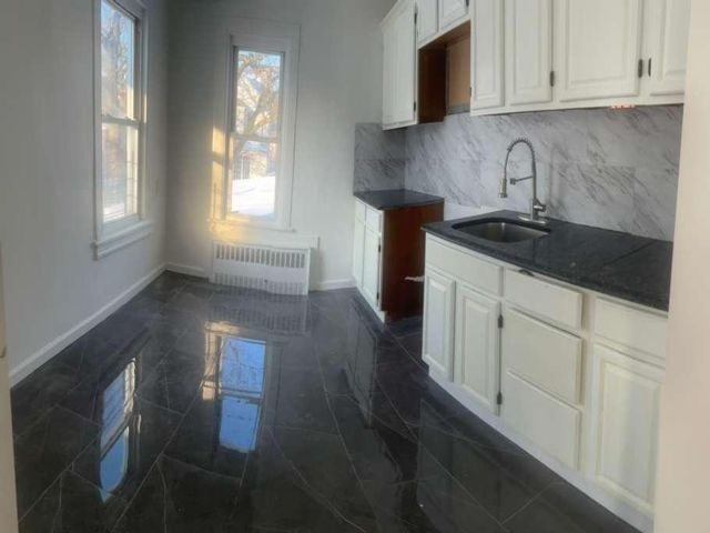  4 BR,  2.50 BTH &nbsp;Apartment style home in Bayswater