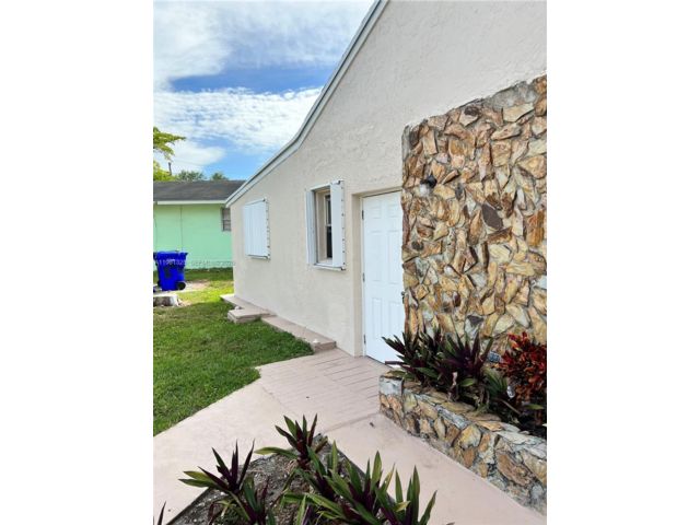  2 BR,  2.00 BTH &nbsp; style home in Hollywood