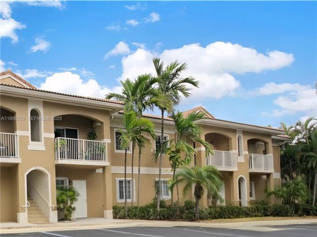  2 BR,  2.00 BTH &nbsp; style home in Hollywood