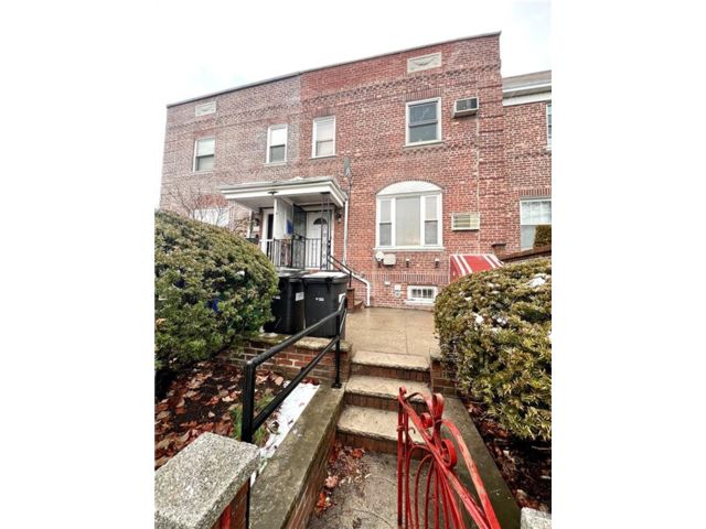  4 BR,  2.00 BTH &nbsp;Multi-family style home in Bath Beach