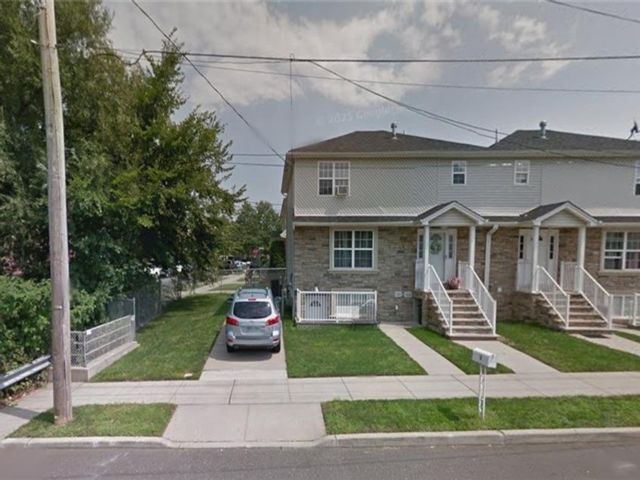 Studio,  0.00 BTH &nbsp;Multi-family style home in Westerleigh