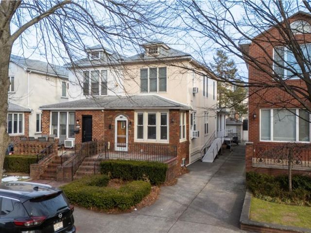  4 BR,  4.00 BTH &nbsp;Single family style home in Homecrest