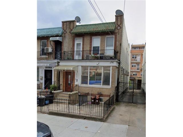  6 BR,  0.00 BTH &nbsp;Multi-family style home in Sunset Park