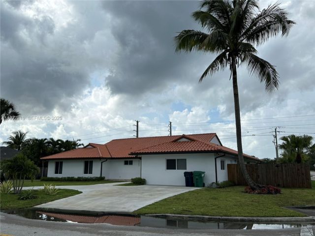  6 BR,  4.00 BTH &nbsp; style home in Kendall