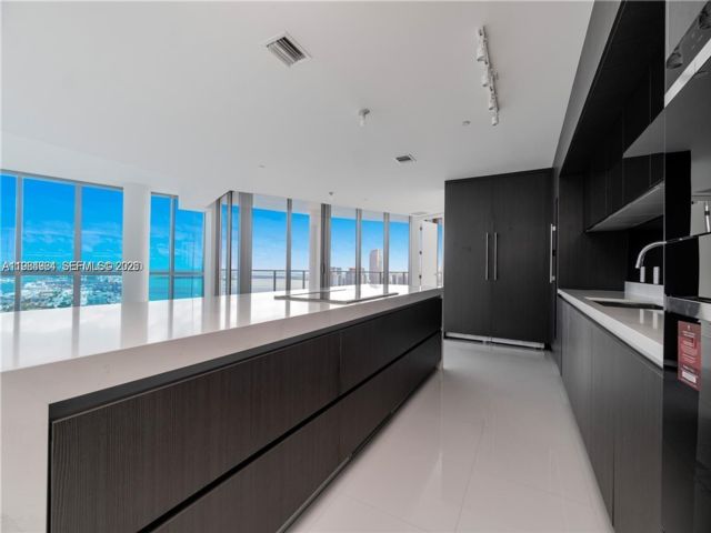  4 BR,  5.00 BTH &nbsp;Condo style home in Miami