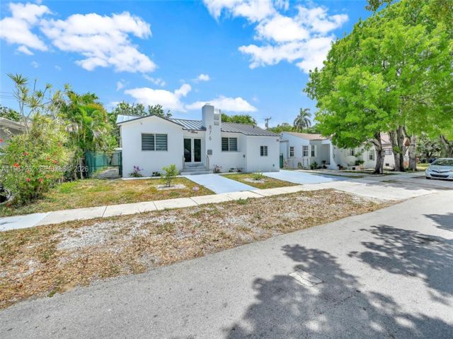  3 BR,  2.00 BTH &nbsp;Other style home in El Portal