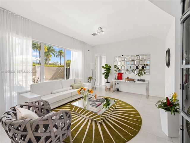  6 BR,  7.00 BTH &nbsp; style home in Medley